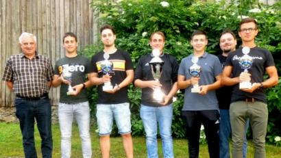 Bild: lts
Schirmherr Johann Dietl (links) und Orga-Leiter Helmut Brandl (Zweiter von links) gratulierten den Spielführern und überreichten die Pokale.