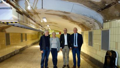 Bild: Susanne Wolke
Sie eröffnen nächsten Dienstag einen neuen Kunstraum in der ehemaligen Unterführung des Regensburger Bahnhofs: (von links) Hans Simon-Pelanda und Regina Hellwig-Schmid (donumenta), Ferdinand Schmack (Immobilien Schmack und Walter Reichenberger (Leiter Bahnhofsmanagement Regensburg).
