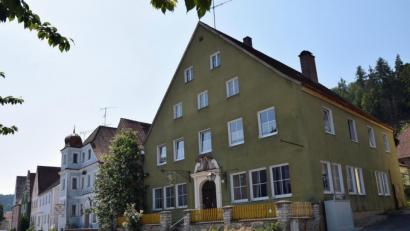 Bild: bö
"Es wird eine schwierige Geburt werden" - Dominante Leerstände prägen das Ortsbild in Hohenburg. Dem wollen jetzt Bürgermeister und Marktgemeinderat entgegensteuern.