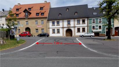 Bild: ow
Erneut wurde eine Straße in der Kulmstadt beschmiert. Unbekannte haben in auffälliger Farbe die Fahrbahn markiert und dabei unter anderem die Straßenbreite von Süd nach Nord falsch dargestellt. Sie beträgt in diesem Bereich 12,6 Meter und nicht wie eingezeichnet 7 Meter.