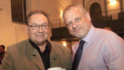 Archivbild: Hirsch
Freundschaft, die verbindet: Der Bürgermeister von Sokolov, Jan Picka (rechts), bedankt sich bei Ernst Schober (links) mit einem Unikat aus der tschechischen Partnerstadt.