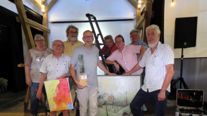 Bild: ubb
Das Aufbauteam hat ganze Arbeit geleistet. Am Montag wurden die 81 Werke auf drei Etagen verteilt ins beste Licht gerückt – für hoffentlich zahlreiche Besucher während der vier Ausstellungswochen.