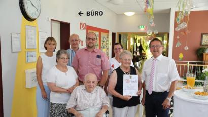 Bild: njn
Agnes Ponnath (Zweite von rechts) feiert ihren 90. Geburtstag. Mit auf dem Bild ihr Ehemann Josef Ponnath (vorne sitzend) und Tochter Monika (Zweite von links) sowie die Heimleitung (von links) mit Rosi Weiß, Wolfgang Gruber, Andreas Wöhrl und Bürgermeister Hans Donko (rechts).
