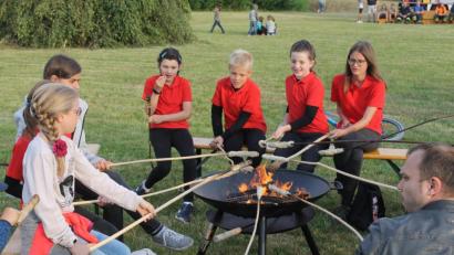 Bild: ekl
Die Gelegenheit, am offenen Feuer Stockbrot zu backen, wurde beim Johannisfeuer des Kolping-Spielmannszuges rege genutzt.