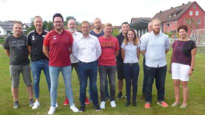 Bild: mad
Im zweiten Anlauf fanden sich Kandidaten, die die Leitung der Fußballabteilung übernehmen wollen. Unser Bild zeigt die neue Führungsspitze der Sparte. An der Spitze steht Thomas Habel (Dritter von links).