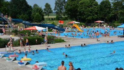 Bild: jr
Hochbetrieb herrschte am Mittwoch im Mitterteicher Freibad. An der Wasserrutsche bildeten sich ständig lange Schlangen.