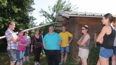 Bild: bey
Josef Wittmann (Mitte) schildert der Besuchergruppe geführt von Dr. Christiane Keppler (Vierte von links) und Erich Seltsam (Dritter von rechts) seine Erfahrungen mit der Legehennenhaltung in kleinen Häusern mit entsprechendem Auslauf.