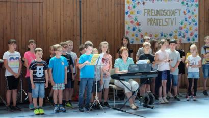 Bild: wlr
Mit Liedern und Tänzen gestalteten die Kinder der Ludwig-Meier-Schule den Festakt zum 10-jährigen Bestehen der Partnerschaft mit der 4. Grundschule Eger.