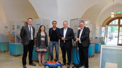 Bild: Hollederer, Christine
Von links: Florian Junkes (Vorsitzender ZEN), Corinna Loewert (Klimaschutzmanagerin Stadt Amberg), Joachim Scheid (Klimaschutzkoordinator Landkreis Amberg-Sulzbach), Landrat Richard Reisinger und Oberbürgermeister Michael Cerny.