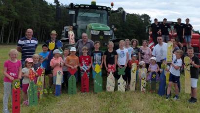 Bild: lgc
Große Maschinen und kleine Hände legen auf Initiative der Unparteiischen Wählergruppe hin auf 1200 Quadratmetern eine Blühfläche an. Auch an einen Zaun zum Bemalen wird gedacht.