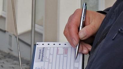 Bild: tr
Die Stadt Waldsassen ahndet jetzt auch am Wochenende regelmäßig Falschparker.