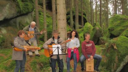 Bild: ui
Bei der musikalischen Wanderung zum 25. Geburtstag der Hilfsaktion "Lichtblicke" wird die Natur des Waldnaabtals zur Bühne.