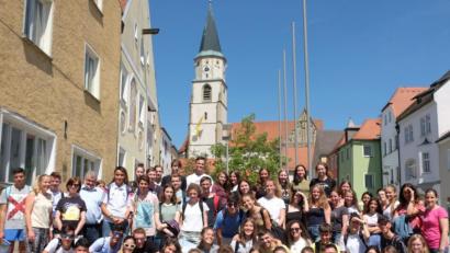 Bild: ohr
Die spanischen Schüler der 9. Jahrgangsstufe des Gymnasiums Les Juan de Avilan der Stadt Ciaded Real sind bis 29.Juni Gäste am JAS- Gymnasium Nabburg. Bürgermeister Armin Schärtl (Fünfter von links) hieß die 14- bis 15-Jährigen mit den Gastgebern und ihren Lehrkräften in der Stadt willkommen.