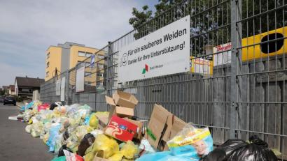 Bild: Wolfgang Steinbacher
Der Container-Stellplatz am Stockerhut ist verschlossen, die Müllsäcke stapeln sich davor. Darüber steht, wie zum Hohn, das Werbeschild des Bauhofs „Für ein sauberes Weiden. Danke für Ihre Unterstützung“. Offensichtlich kooperiert hier der Bürger nicht so gut mit der Stadt.