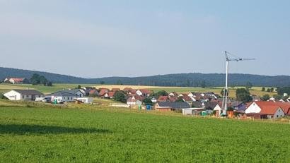 Bild: gi
Auf sechs von 18 zur Bebauung freigegebenen Bauparzellen entstehen im Baugebiet „Steinling III“ in Moosbach Wohnhäuser.