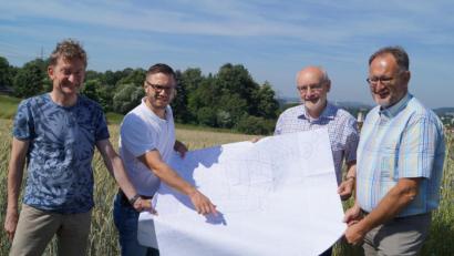 Bild: du
Architekt Stephan Weidenhammer, Bürgermeister Ernst Lenk, Stellvertreter Josef Robl und Ingenieur Günter Schwab (von links) präsentieren beim Ortstermin im neuen Baugebiet den Plan mit dem bereits bestehenden Kanalnetz, in das die 40 geplanten Grundstücke eingebunden werden müssen.