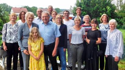 Bild: hai
Natürlich gehört auch Enkelin Lilly mit zu dem Gästen, die mit Gertrud und Franz Zetlmeisl (Dritte und Sechster von links) die goldene Hochzeit feiern.