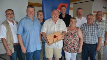 Bild: jr
Die Verabschiedung von Helmut Fiedler vom DGB-Kreisverband Tirschenreuth stand im Mittelpunkt der Kreisvorstandssitzung in Großbüchlberg. Unser Bild zeigt (von links) Fritz Rüth, DGB-Kreisvorsitzender Klaus Schuster, Gerhard Greim, Helmut Fiedler, Robert Christ, Gabi Grümmer, DGB-Regionssekretär Peter Hofmann, Reinhard Heller und Hans Reger.