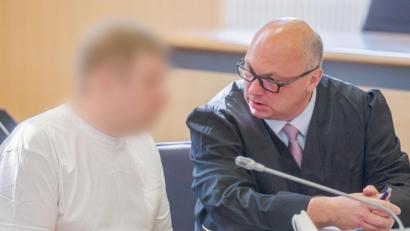 Bild: Armin Weigel/dpa
Der Angeklagte ehemalige Weidener spricht im Verhandlungssaal des Landgerichts mit seinem Verteidiger Uwe Grabner.