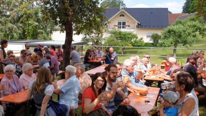Bild: exb
Zahlreiche Gäste lockt der Museumsfrühschoppen des Heimatmuseums in den Klostergarten.