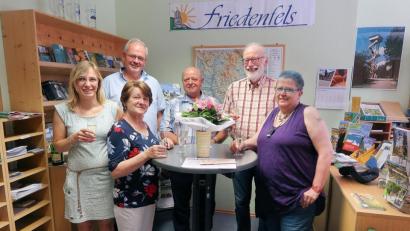 Bild: bsc
Die Sammelleidenschaft von Wolfgang Graumann (Zweiter von rechts) entfachte die Liebe zum Urlaubsort. In der Tourist-Info feierte er zusammen mit seiner Frau Ingrid (rechts) ein kleines Jubiläum, den zehnten Urlaub in Friedenfels. Eingeladen hatten (von links) Tourist-Info-Leiterin Melanie Höfer, Bürgermeister Gottfried Härtl und die Quartiergeber Elisabeth und Erwin Bächer.
