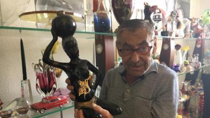 Bild: phs
Hans Holfeuer hat sein früheres Besprechungszimmer in ein Privatmuseum mit Glasschätzen aus vielen Jahrzehnten umfunktioniert. Als Fabrikant will er trotz seiner 70 Jahre weitermachen.