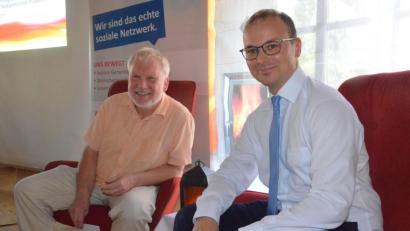 Bild: Kunz
Alfons Ernstberger (links) und Daniel Bronold von der Caritas Weiden diskutieren über den Pflegenotstand in Deutschland.