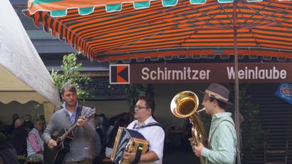 Bild: du
Die "Schirmitzer Wadlbeißer" mit Thomas Ziegler, Andi Melischko und Michi Ziegler (von links) werden am zweiten Tag des Kolping-Weinfestes wieder die Garanten für zünftige Stimmung sein.