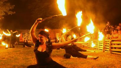 Bild: mp
"Auf ins Mittelalter" ist am 27. und 28. Juli erneut das Motto im Neunburger Stadtpark. Zum 30. Mal veranstaltet der Festspielverein ein ausgelassenes Spektakel.Seit Jahren zählt die Feuershow von "Ameno Signum" zu den Höhepunkten im Programm des Mittelaltermarkts.