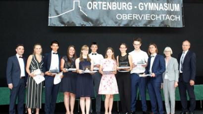 Bild: lg
Schulleiter Ludwig Pfeiffer, Zweite Bürgermeisterin Christa Zapf und Oberstufenkoordinator Stephan Sturm zeichneten die neun erfolgreichsten Abiturienten und Abiturientinnen (Notenschnitt von 1,3 bis 1,5) aus.