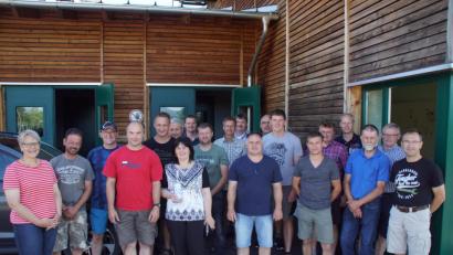 Bild: mmj
Die Klärwärter der Region Landkreis Schwandorf-Nord stellten sich mit Erika Gröber (links), Bürgermeisterin Birgit Höcherl (Siebte von links) sowie ihren Schönseer Kollegen Martin Pfistermeister (Vierter von links) und Stefan Wild (Siebter von rechts) zum Erinnerungsbild.