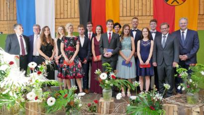 Bild: wbe
Die Ehrung der Besten (von links): Schulleiter Dieter Meyer, Bürgermeister Michael Göth, Antonia Falk (1,5), Miriam Haller (1,3), Mia Deichler (1,3), Tobias Kredler (1,0), Benjamin Blos (1,0), Luisa Söhnlein (1,5), Dominik Brunner (1,0), Linda Fuchs (1,5), Hannah Weber (1,4), Leo Schurath (1,3), Paula Mayer (1,4), Kilian Guttenberger (1,3), Studiendirektor Klaus Meidenbauer und Landrat Richard Reisinger.