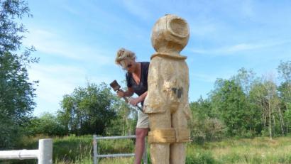 Bild: Stefan Voit
Die Skulptur „Der Taucher“ von Hanna Regina Uber setzt sich mit dem Zwiespalt zwischen Schutz und Einengung auseinander und mit der Frage wer wir hinter der Hülle, die wir nach außen präsentieren, eigentlich sind.