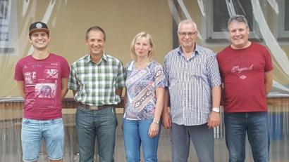 Bild: sh
Der neue engere Vorstand der Schnaittenbacher TuS-Kegelabteilung (von links): stellvertretender Abteilungsleiter Florian Graf, Abteilungsleiter Uli Linsmeier, Schriftführerin Birgit Graf, Kassier Jochen Bringmann und Sportwart Stefan Hutzler.