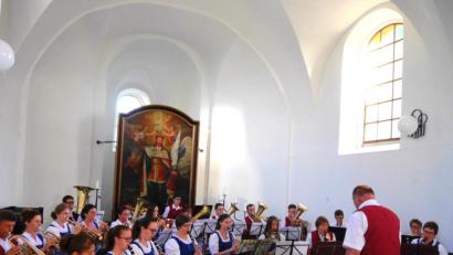 Bild: fjo
Zum Auftakt der Waidhauser Sommerserenaden gastiert das Vereinsorchester unter Leitung von Hermann Mack in der Kirchengedenkstätte der Nachbar- und Partnergemeinde Rozvadov.