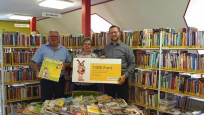 Bild: weu
Die Leiterin der Stadtbücherei, Renate Stigler, und Bürgermeister Heinz Weigl (links) nahmen den Scheck über 1000 Euro für neue Bücher und Medien von Bayernwerk-Kommunalberater Wolfgang Dumm entgegen.