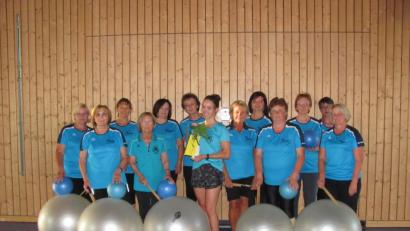 Bild: sei
Marina Bayerlein (Mitte) hat ihre Ausbildung als Übungsleiterin gemacht und unterstützt nun Christa Göppl (vierte von rechts) einmal im Monat bei der Gymnastikstunde der Dienstags-Damen.