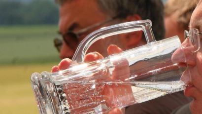 Bild: Popp
Bei tropischer Hitze sollte man viel Wasser trinken. Das gilt besonders für alle, die an den großen Vereinsjubiläen und Bürgerfesten an diesem Wochenende teilnehmen. Die Organisatoren wollen vor allem für die Festzüge Getränkestationen am Rande des Wegs einrichten.