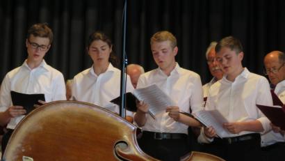 Bild: ubb
Beim Sommerkonzert des Stiftland-Gymnasiums lauschten ein paar Hundert Zuhörer launige Musik und ernste Klassik sowie gute instrumentale Beiträge.