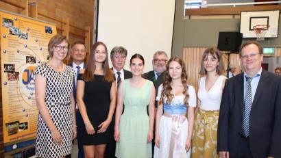 Bild: Thomas Dobler
Leonie Saller (grünes Kleid) war mit 1,0 im Abiturzeugnis beste Schülerin des Abschlussjahrgangs 2019 am Nabburger Gymnasium. Fast genauso gut schnitten (von links) Nele Wild, Carolin Sax und Ines Rückl ab, die sich alle über einen 1,1-Durchschnitt freuen konnten. Glückwünsche sprachen die scheidende Elternbeiratsvorsitzende Johanna Baumann, Schulleiter Christian Schwab, Jakob Scharf als stellvertretender Landrat, der Nabburger Bürgermeister Armin Schärtl und Oberstufenkoordinator Stefan Schropp (von links) aus.