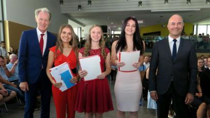 Bild: Hirsch
Oberstudiendirektor Dr. Johannes Werner (links) und Oberstufenkoordinator Hartmut Hübner (rechts) gratulierten Julia Wagner, Margareta Rupprecht und Julia Schiml (von links) zu einem Notendurchschnitt von 1,1.