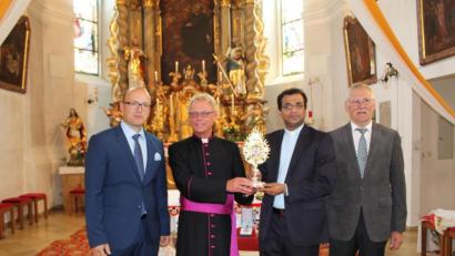 Bild: soj
Das Bild zeigt (v.li. Kirchenpfleger Stefan Kausler, Domvikar Harald Scharf, Pfarrer Pater Anish George und Pfarrgemeinderatssprecher Hans Enders bei der Übergabe der Reliquienmonstranz