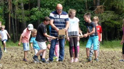 Bild: lgc
Johannes Schmid mit der Kleegeige, die mit vereinten Kräften von den Kindern bedient wurde.