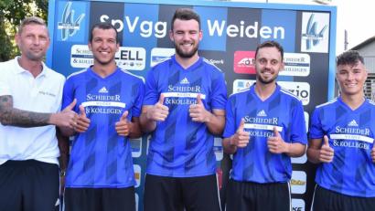 Bild: A. Schwarzmeier
Landesligist SpVgg SV Weiden stellte am Freitagabend offiziell seine Neuzugänge vor. Trainer Andreas Scheler freut sich über den Wechsel von Dominik Mandula, Ludvig Tuma (beide Karlsbad), Filip Trantina (1. FC Bad Kötzting) und Vincent Schweiger (SV Raigering, von links) ans Weidener Wasserwerk. Es fehlen auf dem Bild die weiteren Neuzugänge Michael Heisig, Timo Nürnberger (beide SV Etzenricht), Tobias Götz (1. FC Rieden) sowie die U21-Spieler Patrick Pohl und Jonas Träger.