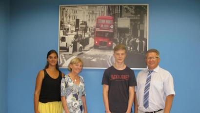 Bild: jzk
Ministerialbeauftrage Maria Kinzinger (Zweite von links) und Realschuldirektor German Helgert (rechts) gratulierten dem Neuntklässler Jonas Meyer (Zweiter von rechts) und dankten der Englischlehrerin Melanie Kabalo (links).