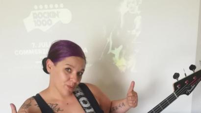 Bild: exb
Üben und nochmals üben. Rockmusikerin Ramona Häßler beherrscht die 18 Songs perfekt, die sie am 7. Juli in der Commerzbank-Arena in Frankfurt spielen wird. Im Gepäck hat sie dazu neben ihrer Gitarre auch den Bass-Amp (Verstärker) aus der Gleiritscher Wohnung.