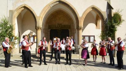 Bild: bey
Die Stadtkapelle eröffnet mit einem Standkonzert die Feiern zum Feuerwehrjubiläum.