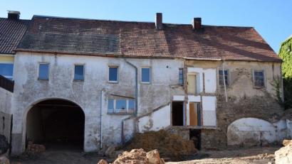 Bild: fla
Die Abbrucharbeiten am Anwesen Marktplatz 13 (rückwärtige Ansicht von der Hauergasse aus) sind fast abgeschlossen.