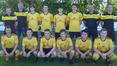 Bild: nrö
Die Neuzugänge des SV Hahnbach mit Trainern und Abteilungsleiter. Auf dem Bild hinten von links Co-Trainer Christoph Ertel, Abteilungsleiter Wolfgang Dotzler, Luis Rösch, Philipp Fiedler, Roman Hartmann, Patrick Neiswirth, Trainer der zweiten Mannschaft Helmut Hefner und Chefcoach Thorsten Baierlein, vorne von links Tobias Hüttner, Simon Ströhl, Alex Träger, Jonathan Reutner, Nico Dotzler und Felix Pirner.