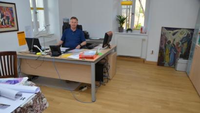 Bild: dob
Das Arbeitszimmer im Erdgeschoß. Der evangelische Stadtpfarrer Dieter Schinke ist in der Pfarrgasse angekommen. An der Wand fehlen noch einige Bilder. Nach und nach wird alles fertiggestellt. Gerade in der heißen Phase des Sommers spenden die Räume eine angenehme Kühle.